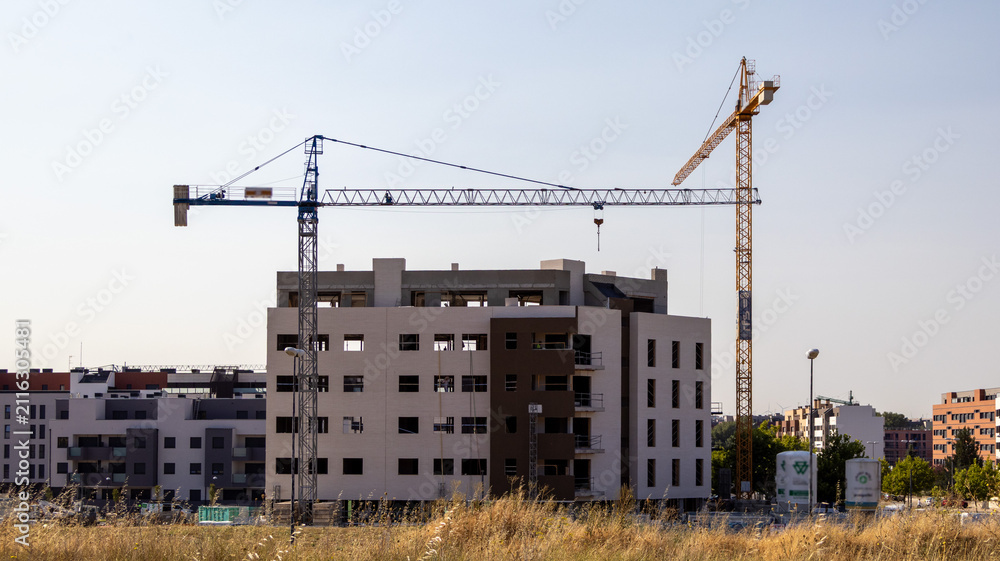 Fototapeta premium Grúas junto a edificio en construcción en Burgos, España