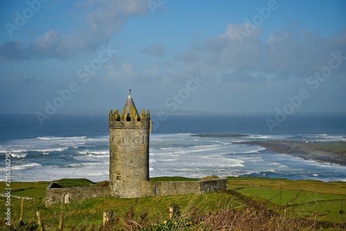 Fotografía Irish landscape with panoramic view of Doonagore Castle overlooking the Atlantic Ocean in the countryside of Doolin County Clare, Ireland