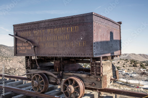 Quadro su tela Metal mining ore railcar on railroad tracks