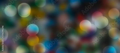 Blendenflecke vor dunklem Bokeh-Hintergrund