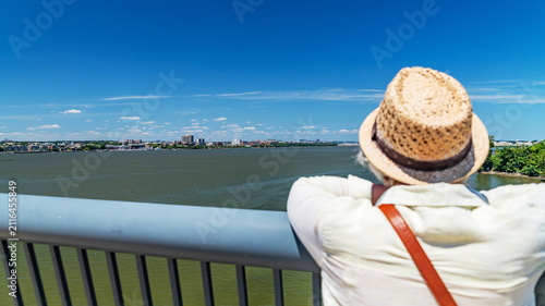 Cuadro en lienzo Person Admiring Northern Virginia Skyline Across Potomac River From Washington D