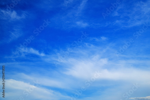 Foto light translucent cirrus cloudiness on blue sky background
