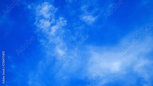 Foto gentle haze of light white clouds on rich blue sky background
