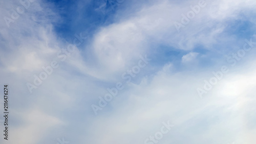 Foto bright blue sky with dense white cirrus clouds outdoors