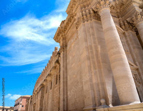 Foto the side façade of Syracuse Cathedral, a UNESCO World Heritage Site, which incor