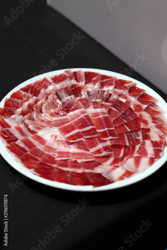 plato de jamón ibérico en lonchas