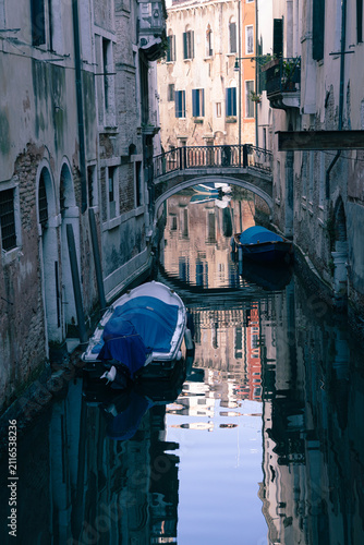 Fotografía Narrow canal of Venice, gondolas on the water, architecture of buildings