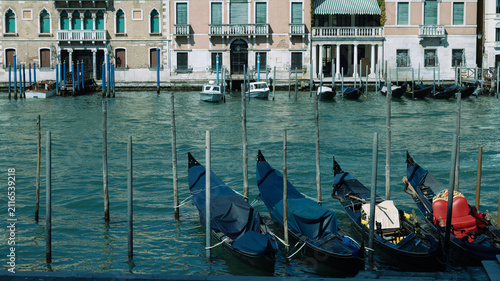 Canvastavla Narrow canal of Venice, gondolas on the water, architecture of buildings