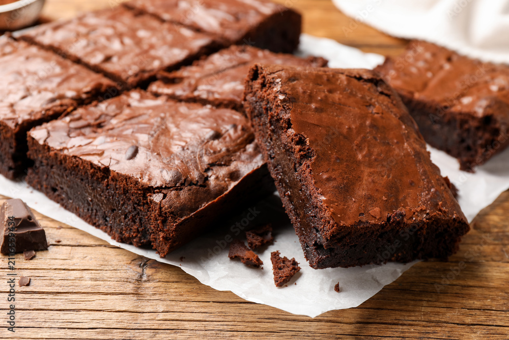 Obraz premium Yummy chocolate brownies on wooden table, closeup