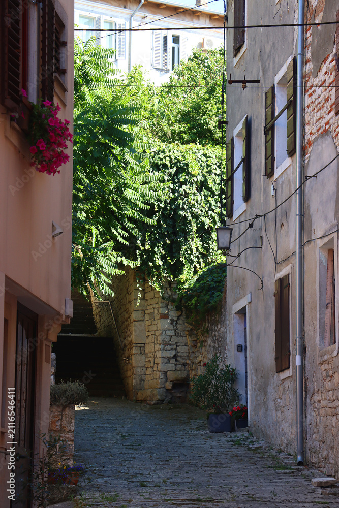Obraz premium Traditional architecture in the cosy Mediterranean street in Pula, Croatia.