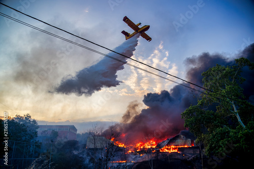 Fotografie Firefighting Aircraft Attacking Intense Oraiokastro Blaze Under Drought Conditio