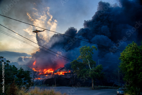 Fotografie Helicopter Battling Oraiokastro Wildfire Amid Extreme Heat and Drought