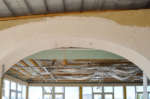 Fotografía Interior construction of a building with exposed ceiling infrastructure and arch