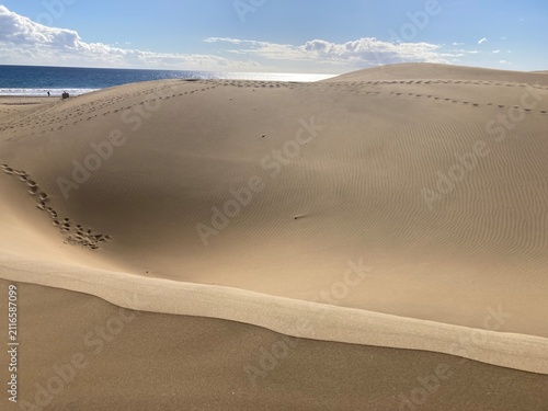 Foto Sand Dunes Overlooking the Atlantic Ocean in Maspalomas, Gran Canaria, Spain