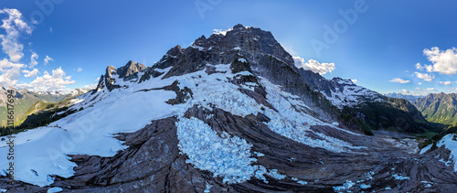 Fotografie Panoramic Mountain Glacier and Rugged Snowfields on a Rocky Peak in British Colu