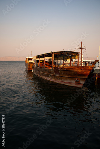 Fotografía Traditional Wooden Vessel on the Shores of the Sea of Galilee Featuring Calm Wat