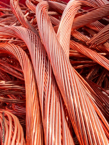 Fotografie Closeup of twisted copper wire bundle with shiny metallic texture and flowing cu