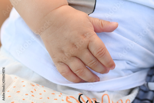 Fototapeta mano neonato 