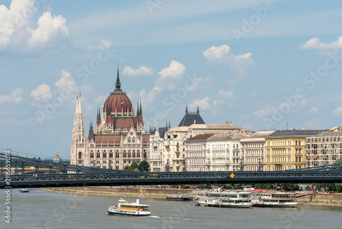 Fotografía Aerial view of the Hungarian Parliament Building and cityscape seen from Castle