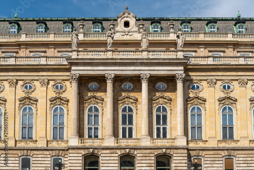 Cuadro en lienzo Long row of Corinthian pilasters and arched windows on the golden stone facade o