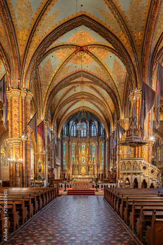 Foto Full interior view of the vaulted nave and gilded sanctuary of Matthias Church i