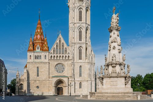 Foto Wide view of Matthias Church and the Holy Trinity Statue across the stone plaza