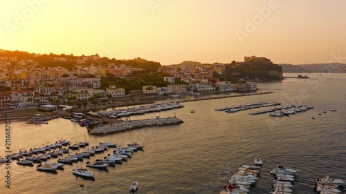 Dronata sul golfo di Bacoli con il porto e le barche fino al castello aragonese di Baia, nei Campi Flegrei al tramonto