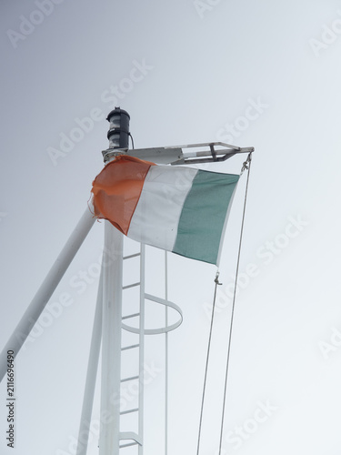 Foto bandera de Irlanda en el mastil
