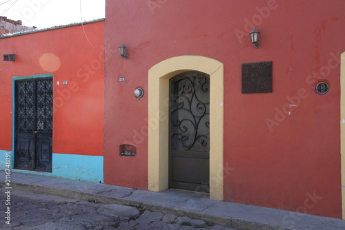 Fotografía Fachada tradicional mexicana de colores vibrantes con puerta de herrería