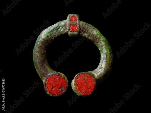 Foto Ancient Roman fibula with red enamel