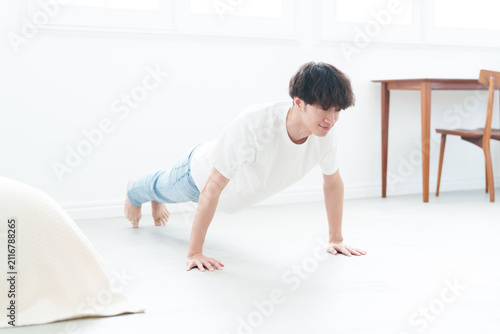 Canvastavla 腕立て伏せをする若い男性