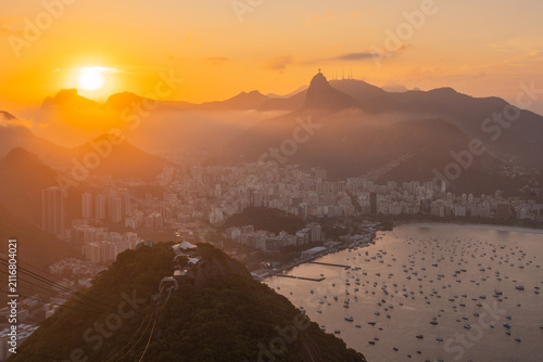 Foto Golden sunset view over Botafogo Bay and the city of Rio de Janeiro, with sailbo