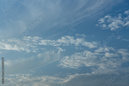 Foto Full frame abstract texture cloudscape consisting of a combination of cirrus and