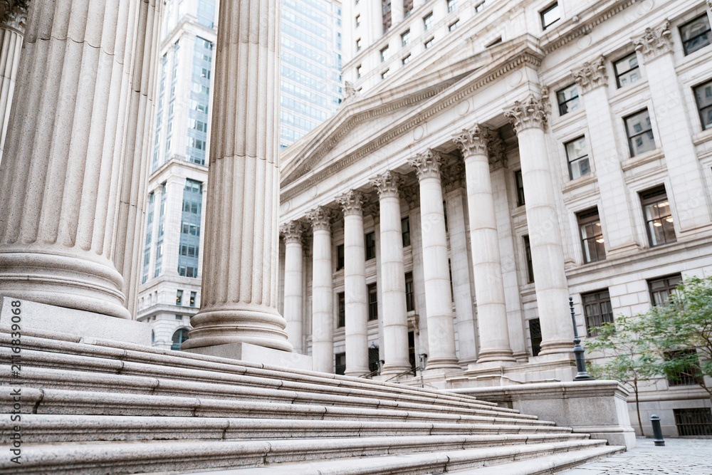 Obraz premium Majestic Neoclassical Courthouse Facade with Grand Steps and Classical Columns in Urban Setting