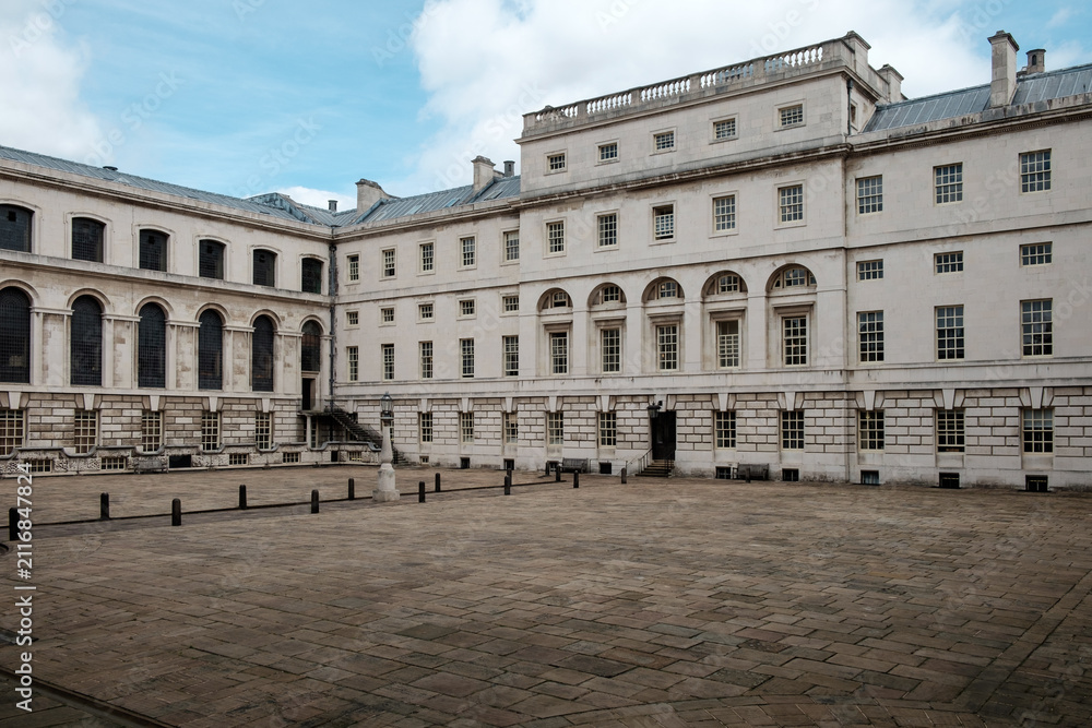 Obraz premium Old admiralty building courtyard with georgian architecture
