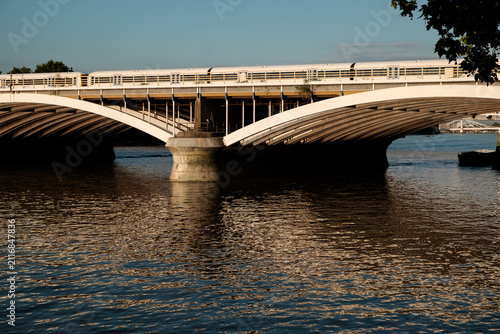 Bild auf Leinwand Grosvenor bridge spanning river thames with a passing train