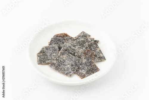 白背景にお皿に載せた酢昆布