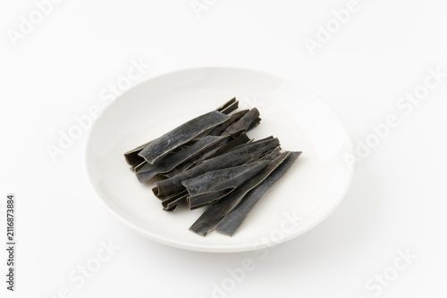 白背景にお皿に載せたおしゃぶり昆布
