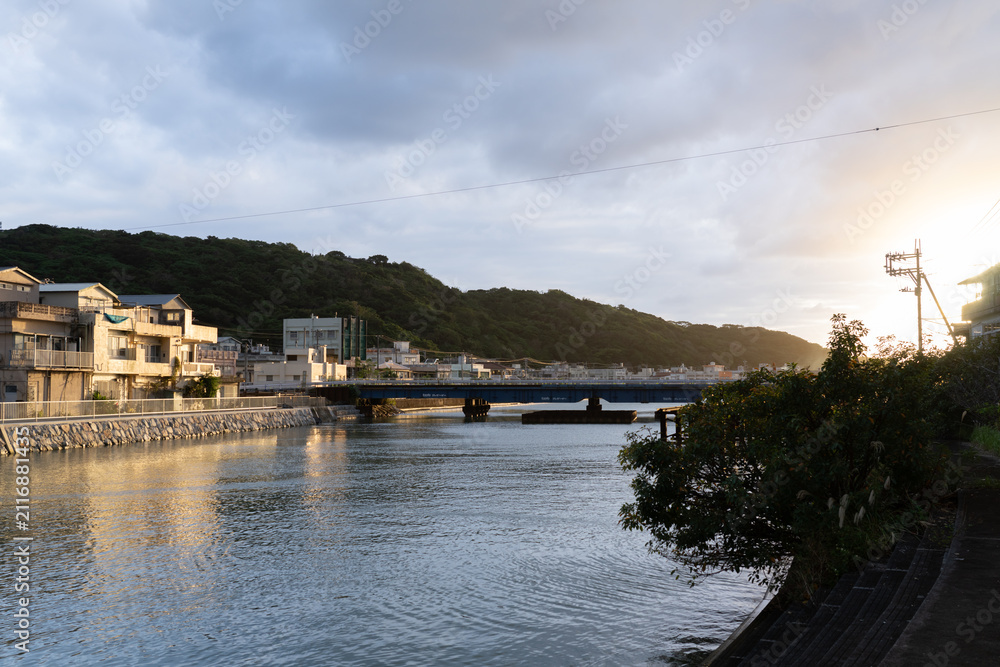 Fototapeta premium 夕暮れの満名川と渡久地橋