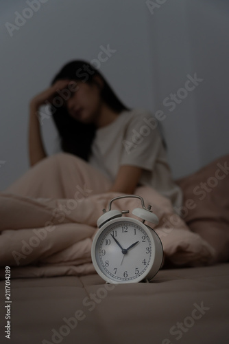 Foto asian woman in bed late trying to sleep suffering insomnia, sleepless or scared in a nightmare, looking sad worried and stressed