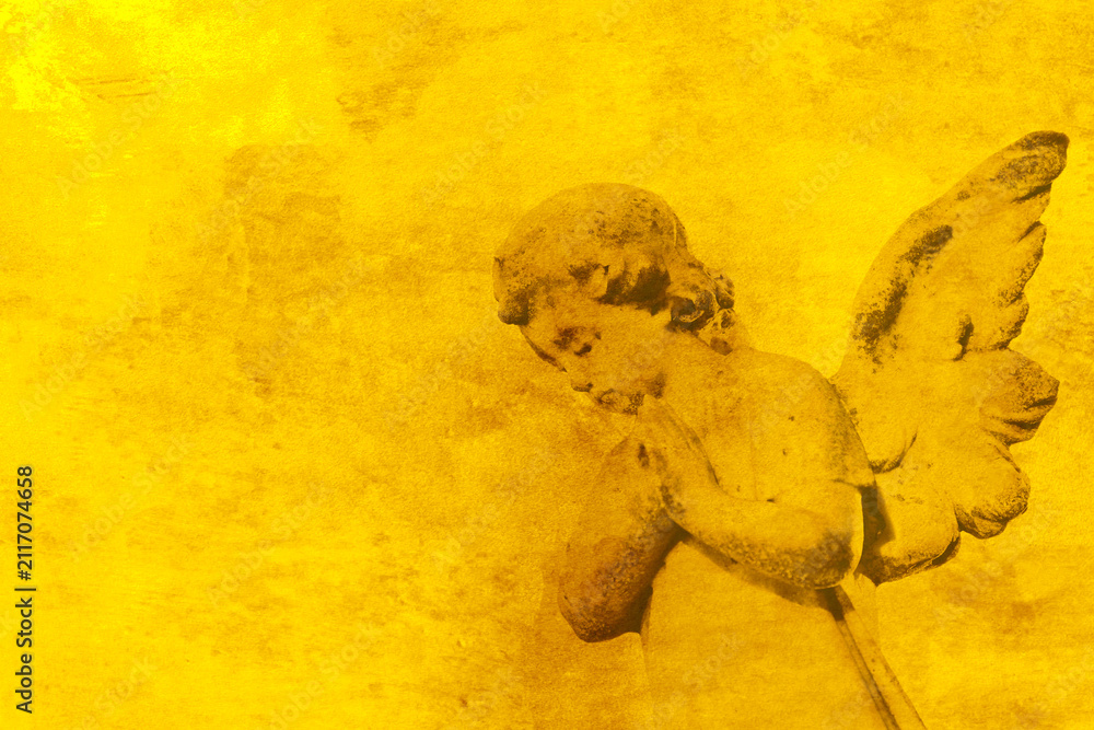 Obraz premium Angel cherub figure praying on a grunge gold background backdrop. Religious christian concept.