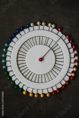 Cuadro en lienzo Colorful Round Sewing Pins Arranged in Symmetrical Circle on Dark Background