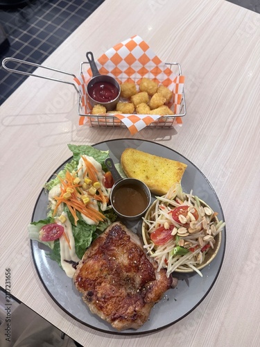 Konstfotografi Chicken steak with salad and hash browns