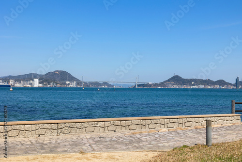 巌流島から眺める関門橋と下関・門司港