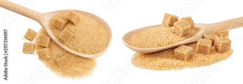 Canvastavla Pile of brown granulated sugar and sugar cubes in wooden spoon isolated on white background