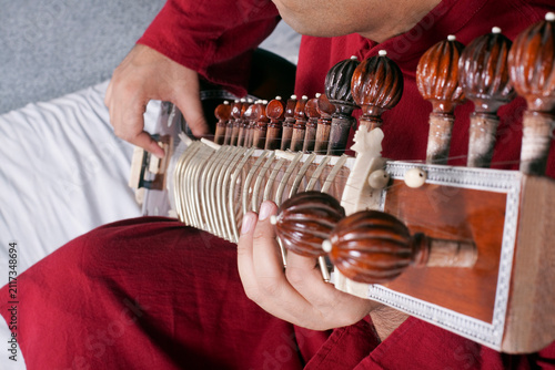 Plakat Man playing the sitar 