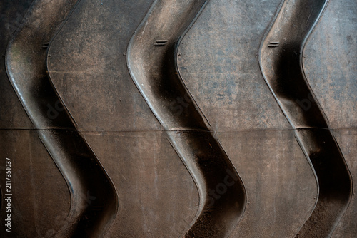 Foto Heavy machinery tire tread texture showing worn industrial rubber surface