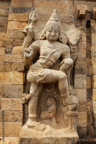 Foto Scene featuring stone statue of guardian Hindu deity in Gangai Konda Cholapuram