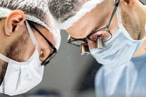 Fotografie Surgical team demonstrating concentration, coordination and professionalism during a procedure