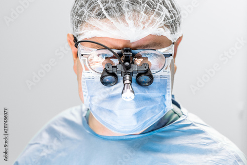 Fotografie EN: Surgeon in protective equipment looking at the camera, representing professionalism and readiness for surgery